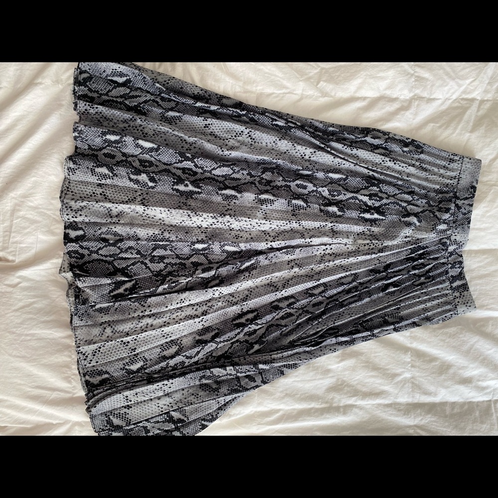 Do + Be Animal Print pleated skirt
